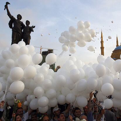 Suelta de globos en el centro de Beirut para festejar el acuerdo entre las facciones libanesas.