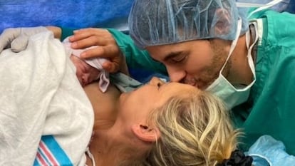 Anna Kournikova y Enrique Iglesias, tras dar a luz a su hija Mary.