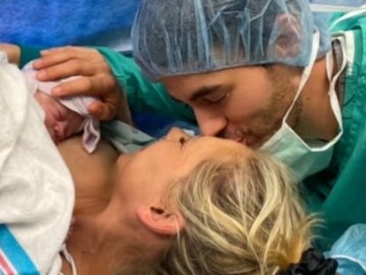 Anna Kournikova y Enrique Iglesias, tras dar a luz a su hija Mary.