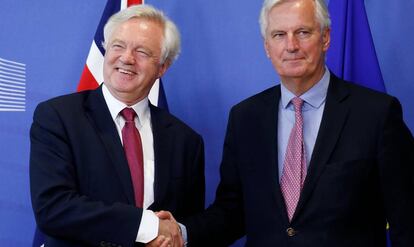 David, negociador britânico (direita), e Barnier, seu colega da UE.