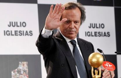 El cantante Julio Iglesias recoge el premio a toda su carrera, en el Instituto Cervantes.