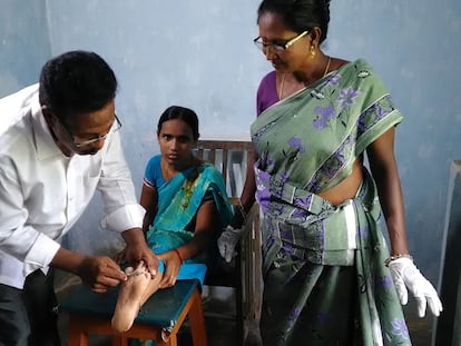 Un médico cura a una paciente enferma de lepra en el hospital de Chilakalapalli, distrito de Vizianagaram, Estado de Andrah Pradesh, India, en 2022.