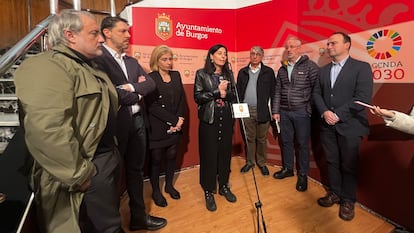 Representantes de las ONG Burgos Acoge, Accem y Atalaya Intercultural atienden a los medios tras reunirse este lunes con la alcaldesa, el vicealcalde y la concejala de Servicios Sociales del Ayuntamiento de Burgos.