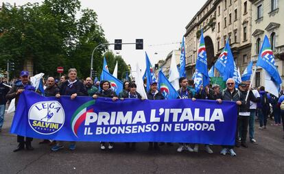 Partidarios del partido ultranacionalista italiano La Liga se manifiestan este  sábado en Milán reivindicando los nacionalismos. 