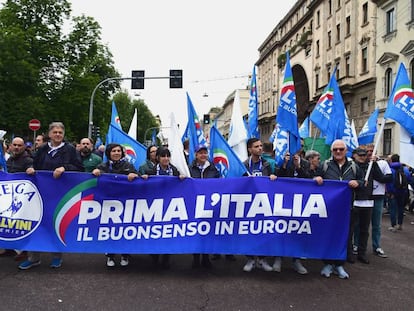 Partidarios del partido ultranacionalista italiano La Liga se manifiestan este  sábado en Milán reivindicando los nacionalismos. 
