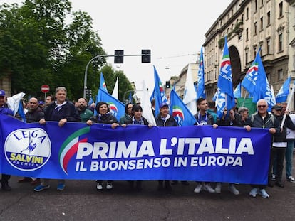 Partidarios del partido ultranacionalista italiano La Liga se manifiestan este  sábado en Milán reivindicando los nacionalismos. 