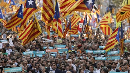 Carles Puigdemont e Oriol Junqueras na manifestação do dia 21 de outubro em Barcelona