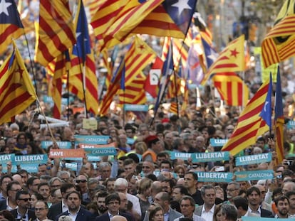 Carles Puigdemont e Oriol Junqueras na manifestação do dia 21 de outubro em Barcelona