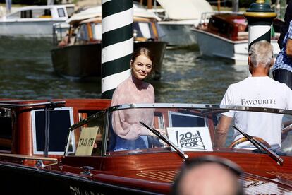 Emma Stone en un barco, durante el Festival de Cine de Venecia.