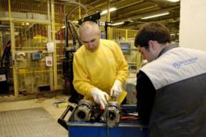 Mecánicos de la fábrica de Volkswagen en Forest, Bélgica. EFE/Archivo