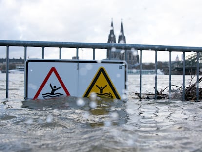 Señal del Rio Rin en Colonia Alemania