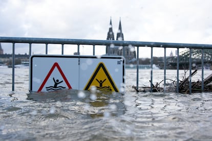 Señal del Rio Rin en Colonia Alemania