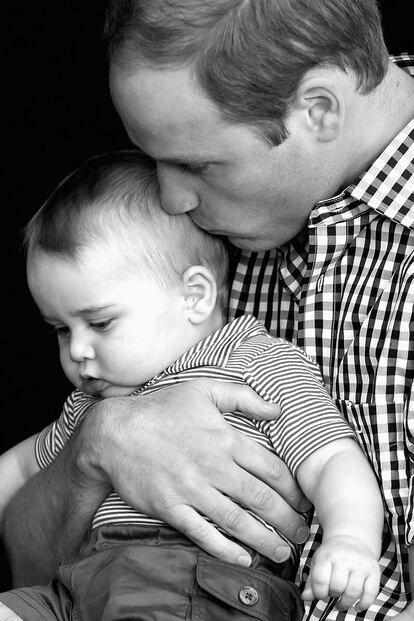 El príncipe Guillermo se deshace en mimos con el pequeño Jorge.