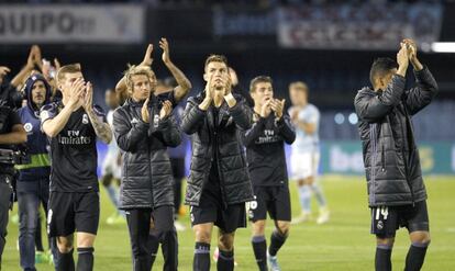 Los jugadores del Real Madrid celebran con la afición la victoria sobre el Celta de Vigo.