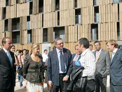 Gallardón conversa con Alejandro Zaera ante el edificio de Carabanchel.