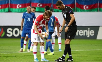 Modric se prepara para lanzar el penalti en el Croacia-Azerbaijan del pasado lunes.