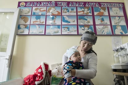 Una madre y su hijo en el centro de salud de Nalaikh, donde abundan los carteles que enseñan todo tipo de cosas: desde primeros auxilios, hasta normas básicas de la higiene.