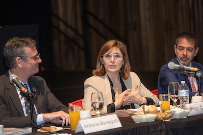 Pilar Cancela con el presidente de la Cámara de Comercio de España en México, Antonio Basagoiti (izquierda), y el embajador español, Juan Duarte