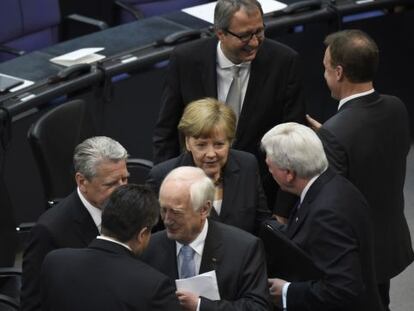 A chanceler Angela Merkel com outros participantes na comemoração dos 70 anos do fim da Segunda Guerra Mundial, no Bundestag.