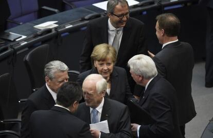 A chanceler Angela Merkel com outros participantes na comemoração dos 70 anos do fim da Segunda Guerra Mundial, no Bundestag.