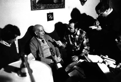 Vicente Aleixandre, el día que se anunció la concesión del Nobel de Literatura, rodeado de periodistas en su casa, en 1977.