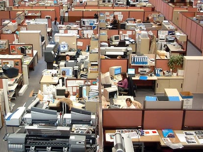 Empleados ejercen su trabajo en unas grandes oficinas