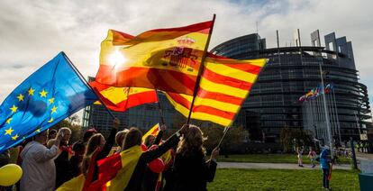 Varias mujeres participan en Bruselas en una manifestaci&oacute;n contra la independencia de Catalu&ntilde;a