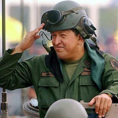 El presidente venezolano, Hugo Chávez, saluda desde un tanque durante un desfile en junio pasado.