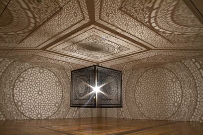 La instalación 'Intersections' (2015), de la artista paquistaní Anila Quayyum Agha.