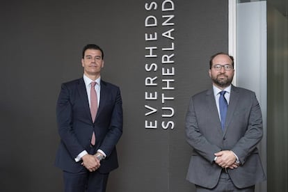 Rafael Cruz, counsel del departamento de Energía, y Jacobo Martínez, socio fundador de Eversheds Sutherland en la oficina de Madrid.