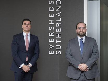 Rafael Cruz, counsel del departamento de Energía, y Jacobo Martínez, socio fundador de Eversheds Sutherland en la oficina de Madrid.