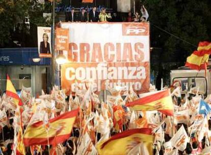 Cientos de seguidores del PP celebran los resultados del partido en la sede de la calle de Génova.