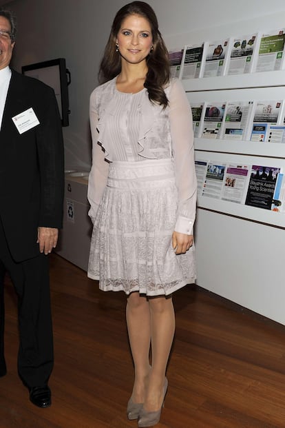 Una vez más, el color maquillaje es elegido por la princesa para un acto oficial. Magdalena de Suecia lució un vestido de encaje con chorreras y mangas transparentes. Un look muy romántico al igual que la relación que vive con su prometido, o por lo menos así lo cuenta ella en una entrevista difundida en la web de la Casa Real sueca: "Somos muy felices. Es un día muy especial para nosotros".