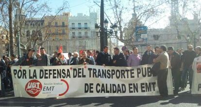 Trabajadores de la EMT, frente a la puerta del Ayuntamiento de Valencia..