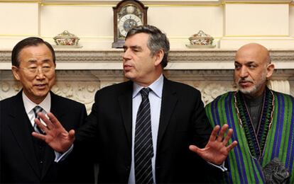 De izquierda a derecha, el secretario general de la ONU, Ban Ki Moon, el primer ministro británico, Gordon Brown, y el presidente afgano, Hamid Karzai.