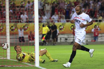 El jugador sevillista marca dos tantos más y pone el 3-1 final del partido de ida de la Supercopa.