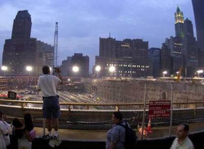 Varios turistas visitan la Zona Cero, en Nueva York, dos años después del atentado del 11 de septiembre de 2001 contra las Torres Gemelas.