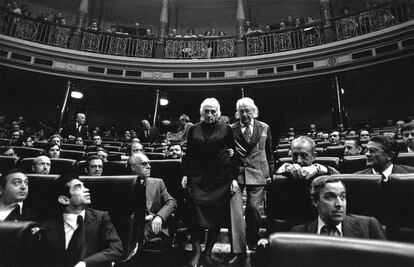 Dolores Ibarruri y el poeta Rafael Alberti en el Congreso de los Diputados.