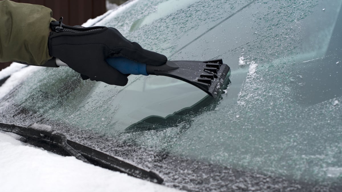 12 soluciones para quitar (y evitar) el hielo en el parabrisas del coche