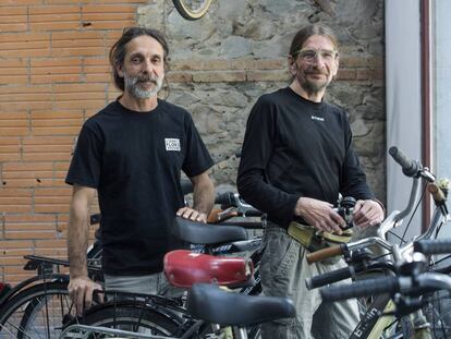 Pere Serrasolses i Xavi Prat són amics d'infància del barri de Sant Andreu. Van crear fa 32 anys la cooperativa Biciclot per promoure la bicicleta amb finalitats socials.