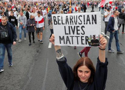 Una mujer sujeta una pancarta que dice: "Belarusian Lives Matter" ("Las vidas bielorrusas importan"), que versiona el lema "Black Lives Matter" ("Las vidas negras importan").