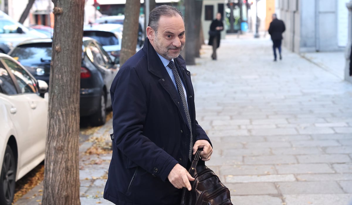 El instructor ha dado este paso después de que la Fiscalía Anticorrupción reclamara por primera vez el encarcelamiento del exministro y de su antiguo asesor. Ambos han ingresado en Soto del Real alrededor de las seis