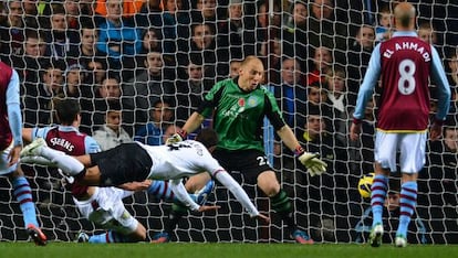 Chicharito logra uno de sus goles.