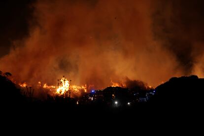 Vista del incendio de ramas y restos de vegetación en la fábrica de compostaje en San Sebastián de los Reyes.