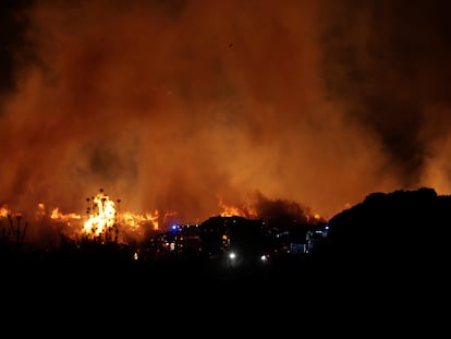 Vista del incendio de ramas y restos de vegetación en la fábrica de compostaje en San Sebastián de los Reyes.