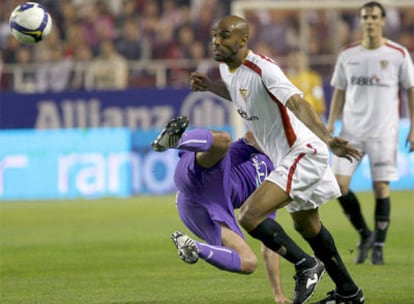El delantero malí del Sevilla disputa un balón durante el encuentro contra el Valladolid.