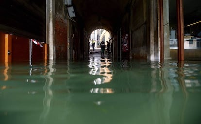 Una calle inundada de Venecia (Italia), este viernes.