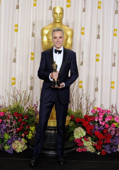 Daniel Day Lewis se retiró de Hollywood definitivamente hace dos años, pero ya lo había hecho en otras ocasiones. El intérprete, de 62 años, también dijo adiós a la interpretación en 1999. Tres años después de aquella decisión volvió a las pantallas con ‘Gangs of Nueva York’ (2002). Luego confirmó su regreso con ‘Pozos de ambición’ (2007), cinta con la que ganó un Oscar al mejor actor, hazaña que repitió en 2012 con ‘Lincoln’. Con tres estatuillas a sus espaldas y el respeto de toda la industria, en junio de 2017 anunció su retirada por una “decisión privada”.