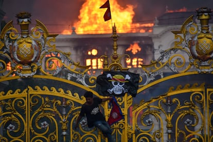 Un hombre con una bandera del manga 'One Piece', ante la sede del Gobierno de Nepal en Kathmandu, el pasado 9 de noviembre. 