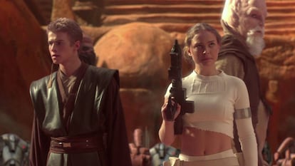 Tiene algunas de las secuencias más vergonzosas de toda la saga con esos momentos amorosos entre Anakin y Amidala de picnic en el campo, entre otros. Trató de mezclar la política con la acción propia de estas películas galácticas y con esa historia de amor poco creíble y no consiguió rematar ninguno de los tres aspectos de forma correcta. Salía R2-D2 volando (en la fábrica) y eso ya fue demasiado. También fue bastante vergonzante el momento en el que colocan la cabeza de C-3PO en un androide durante la batalla final. Además, si Jar Jar ya era penoso en 'La amenaza fantasma', aquí ya George Lucas lo machacó del todo.